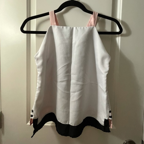 🌻4 for $20🌻 Plains and Prints top XS - Picture 3 of 3